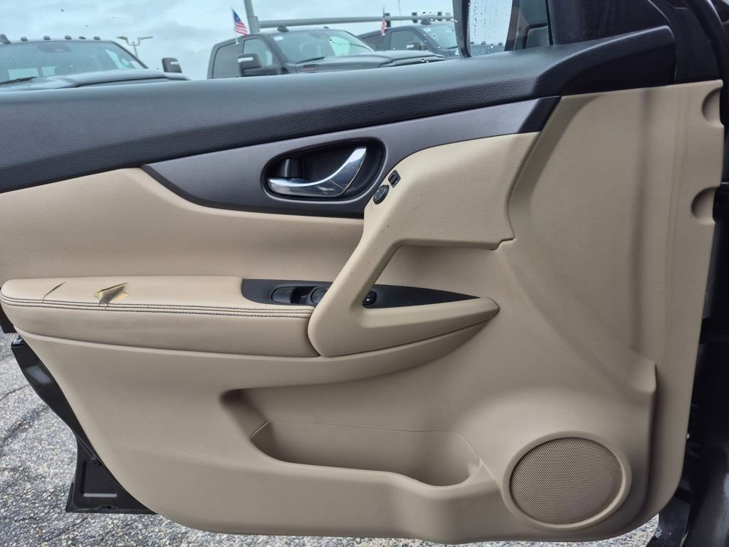 Used 2016 Nissan Rogue S image 12