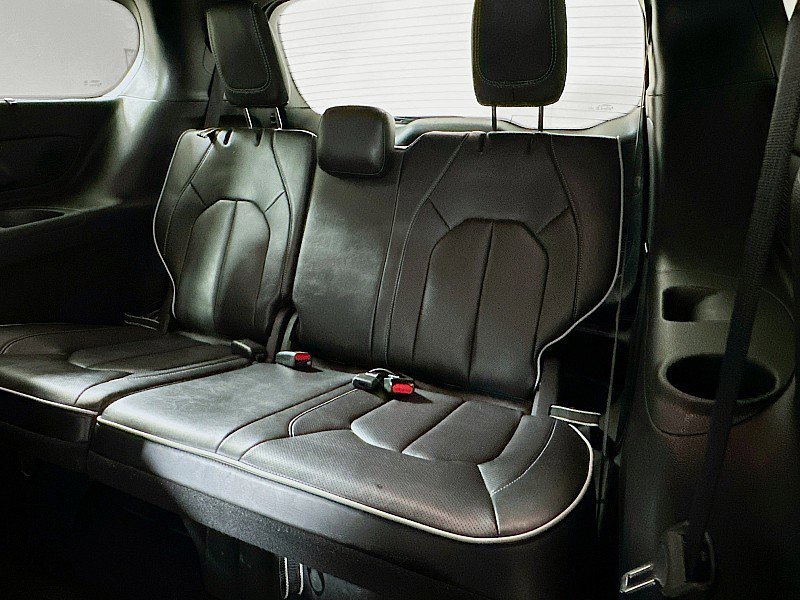 Used 2025 Chrysler Pacifica Limited image 27