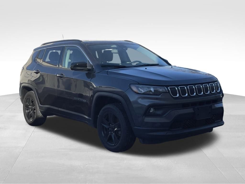 Used 2022 Jeep Compass Latitude image 3