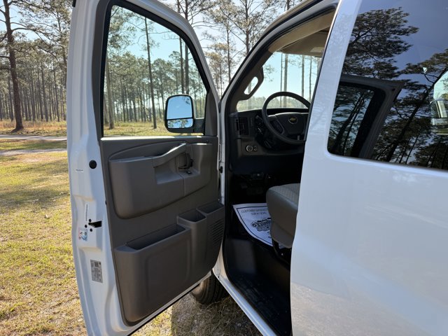 Used 2025 Chevrolet Express 3500 LT w/ LT Preferred Equipment Group RWD image 13