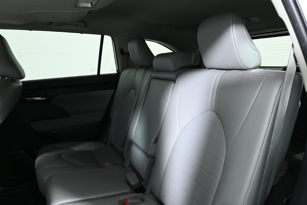 Used 2023 Toyota Highlander XLE AWD/4WD image 4