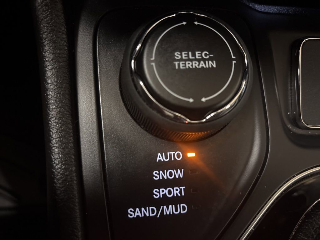 Used 2020 Jeep Cherokee Limited w/ Technology Group image 17