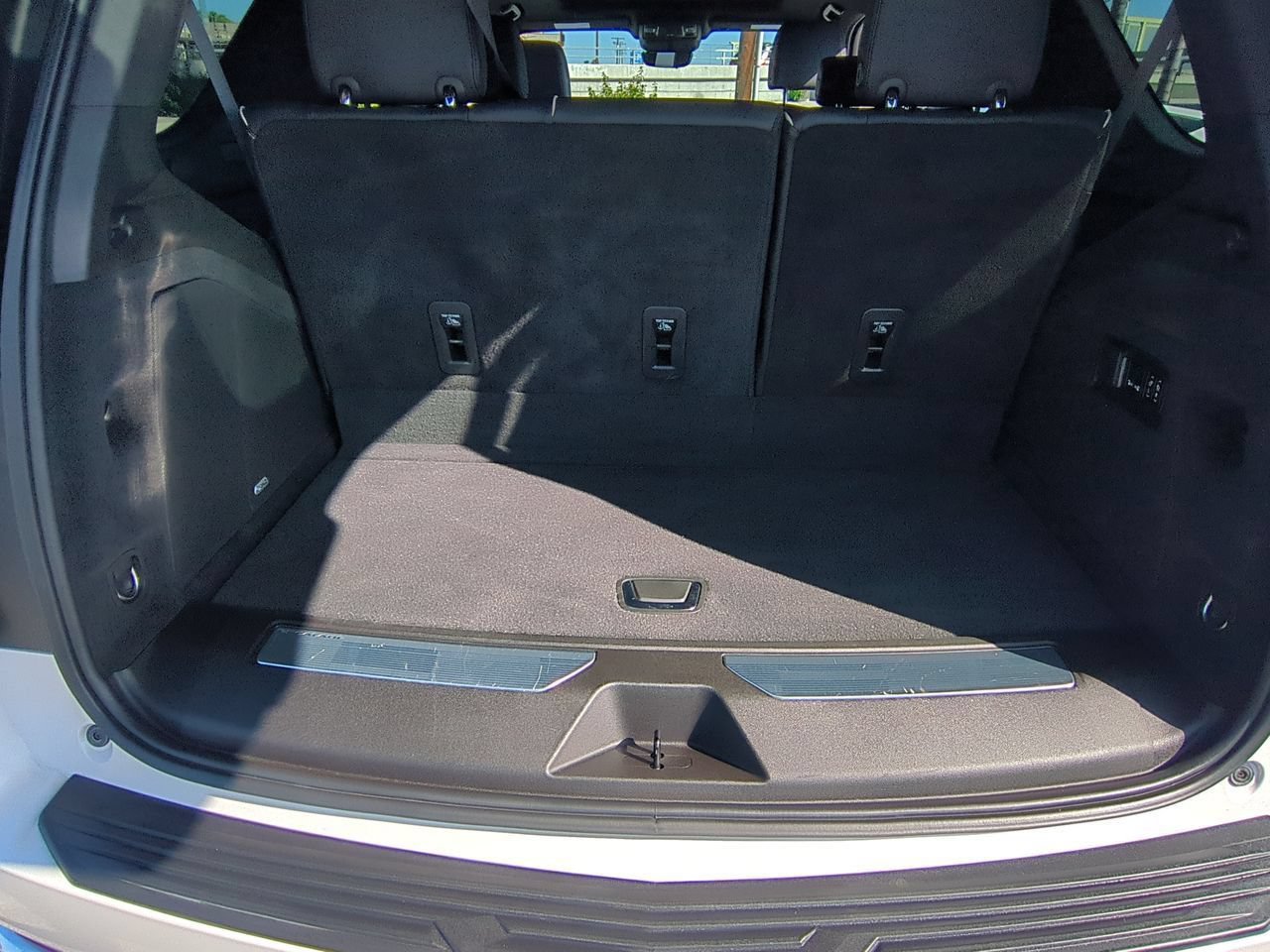 Used 2022 Cadillac Escalade Premium Luxury RWD image 27