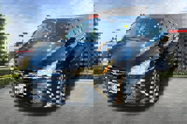 Used 2015 Toyota Camry SE image 3