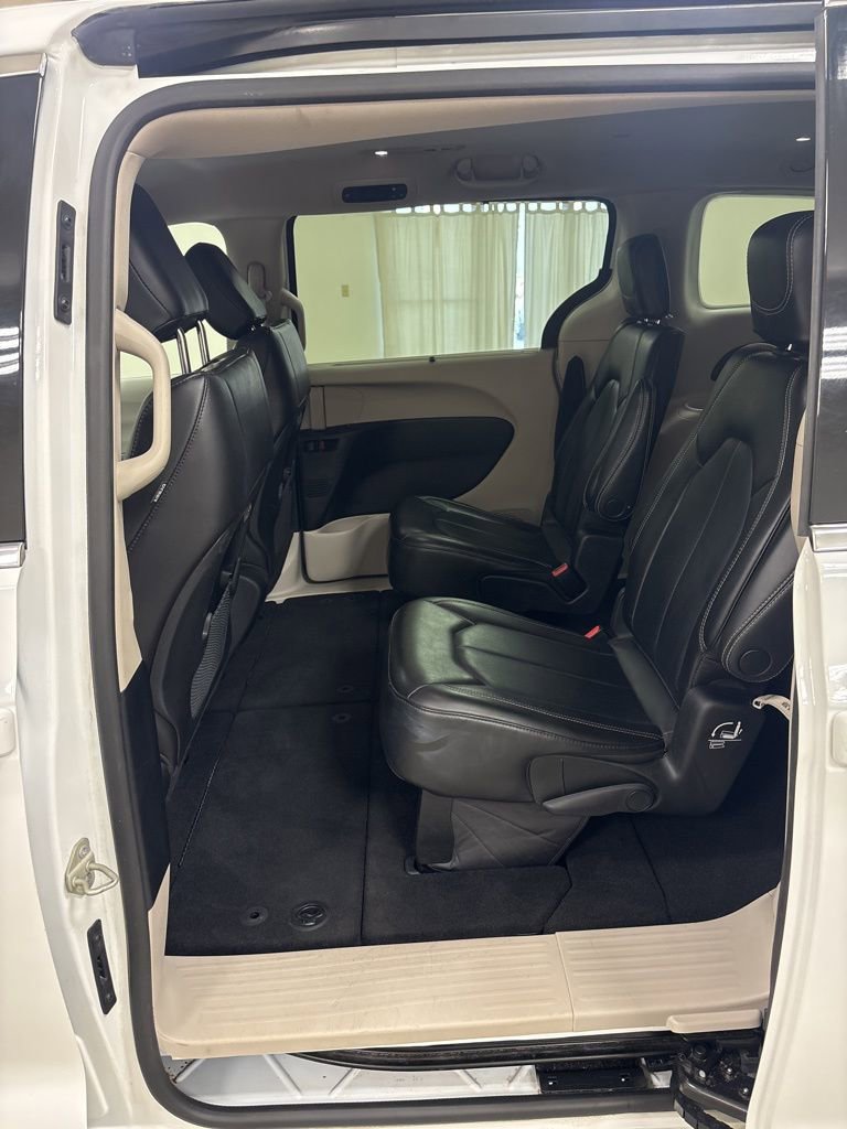 Used 2023 Chrysler Pacifica Touring-L FWD image 22