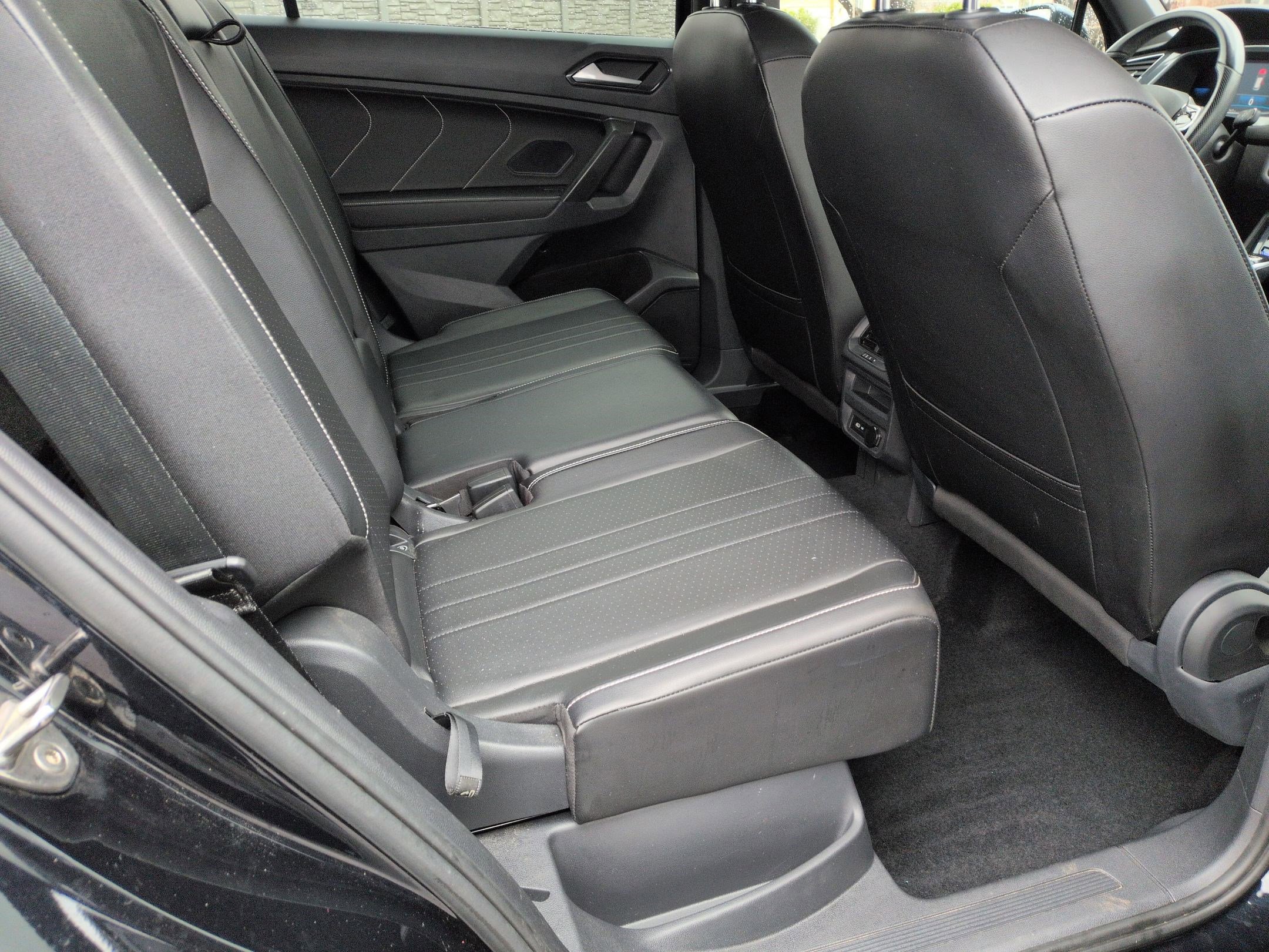 Certified 2022 Volkswagen Tiguan SE R-Line image 32