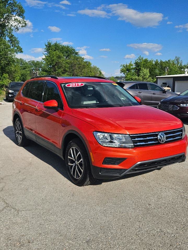 Used 2019 Volkswagen Tiguan SE w/ Panoramic Sunroof Package FWD image 3