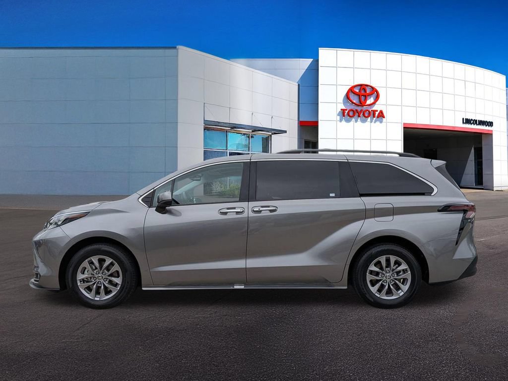 Used 2026 Toyota Sienna XLE FWD image 14