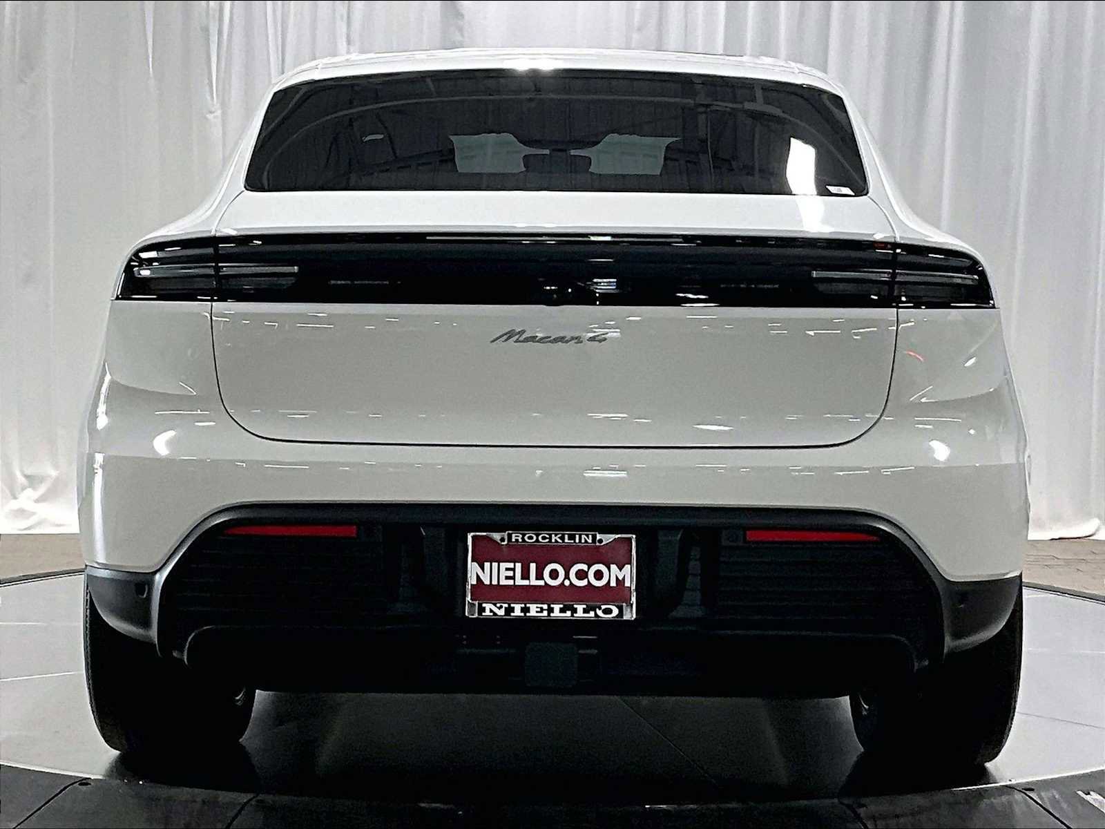 Used 2026 Porsche Macan 4 Electric image 8