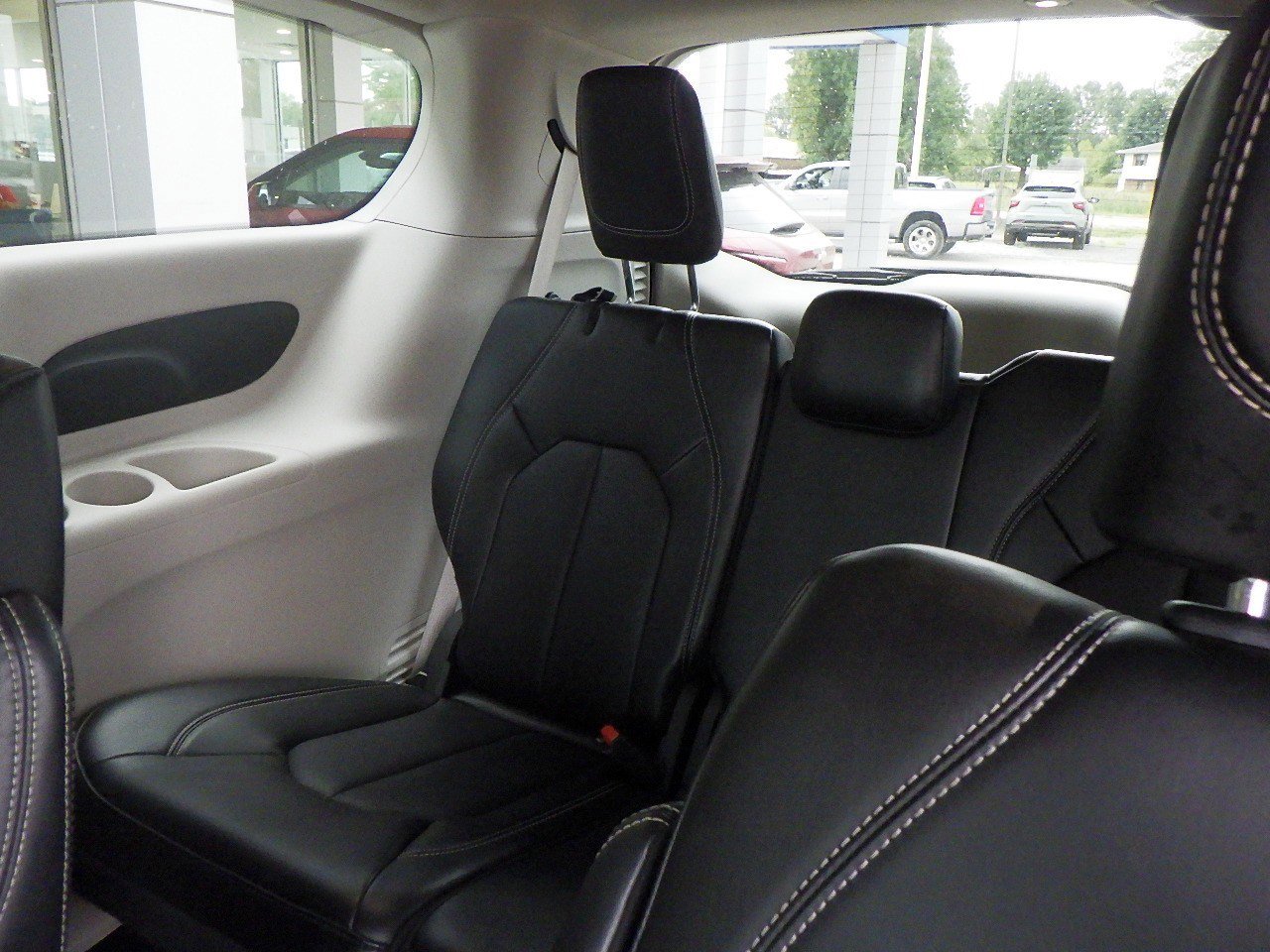 Used 2023 Chrysler Pacifica Touring-L image 6