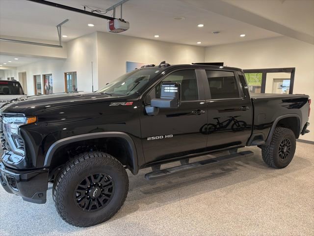 Used 2025 Chevrolet Silverado 2500 ZR2 w/ Technology Package AWD/4WD image 3