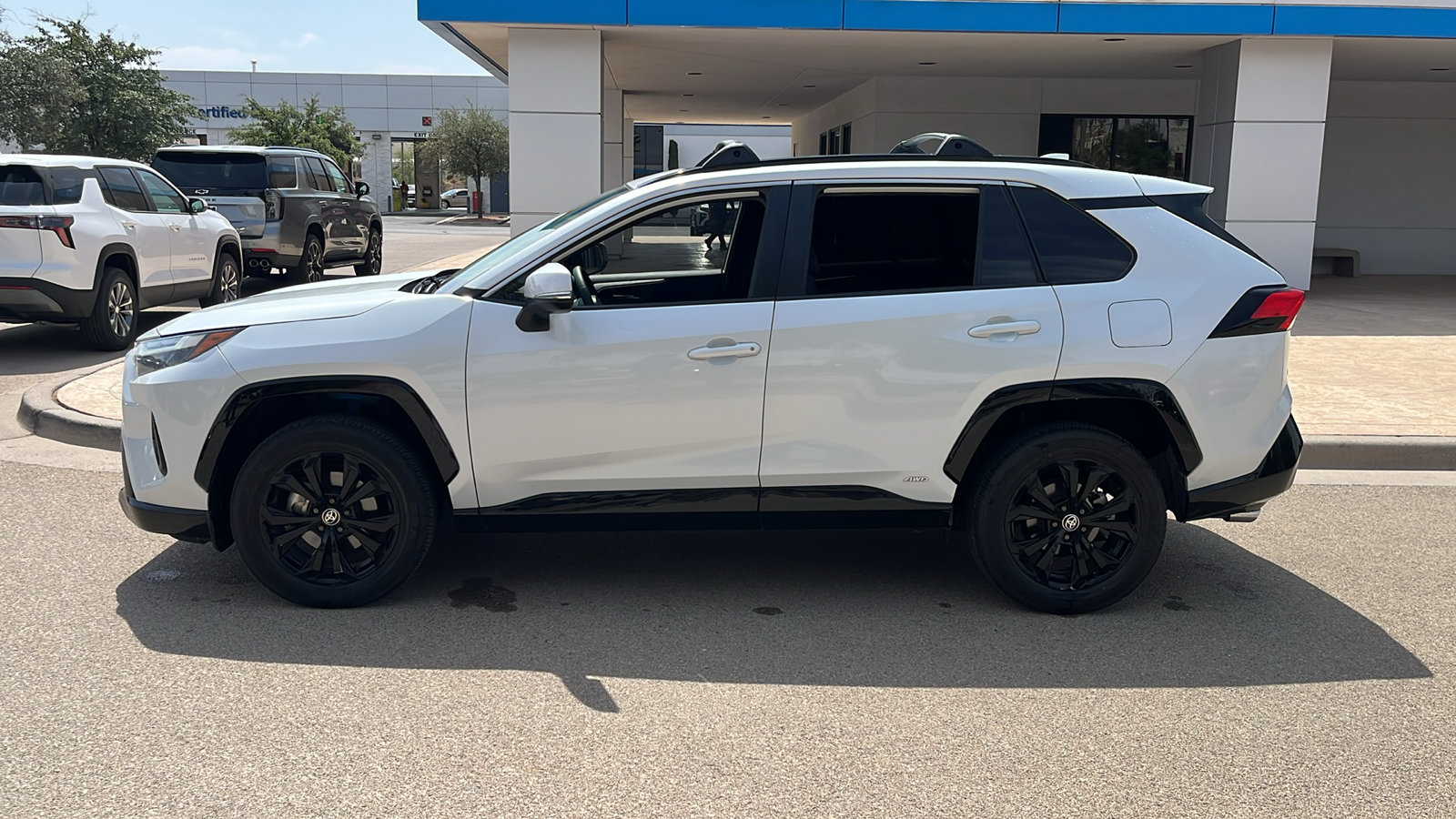 Used 2023 Toyota RAV4 SE w/ Convenience Package AWD/4WD image 4
