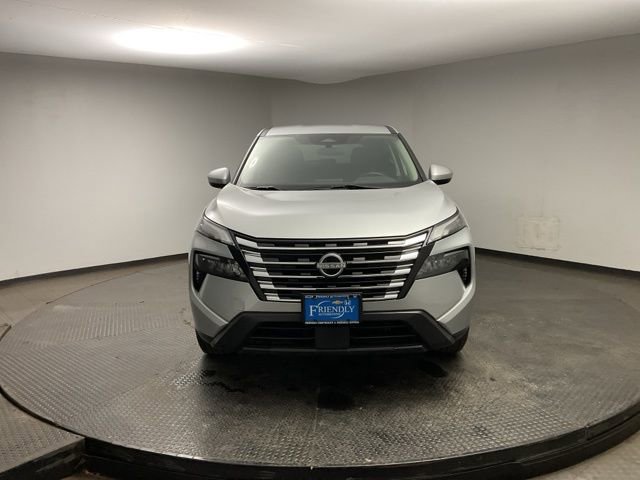 Used 2024 Nissan Rogue SV image 2