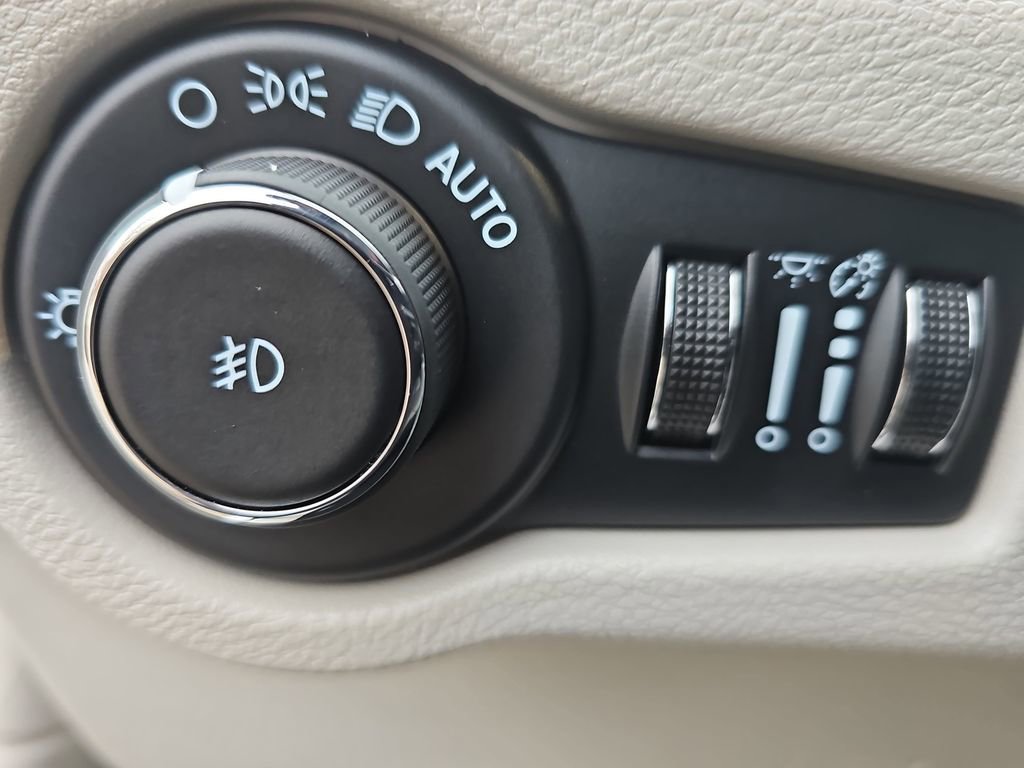 Used 2024 Chrysler Pacifica Touring-L image 24