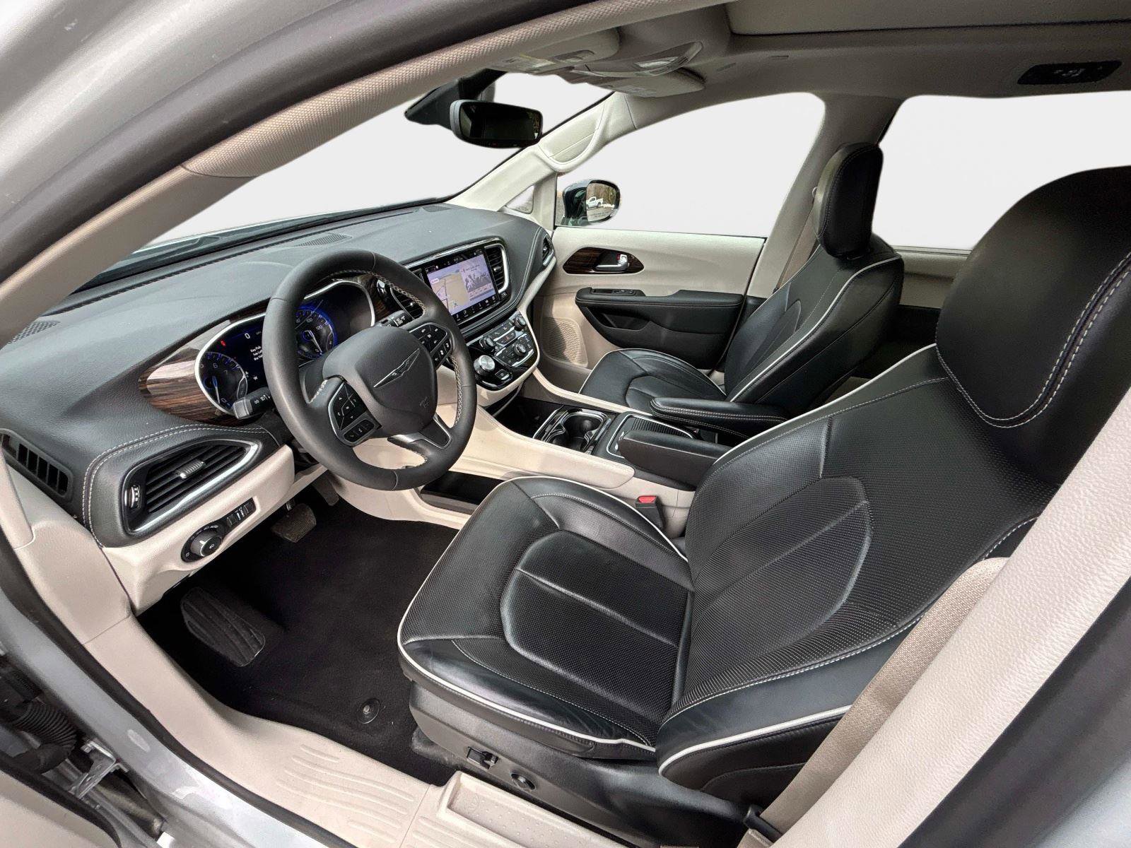 Used 2024 Chrysler Pacifica Limited image 20