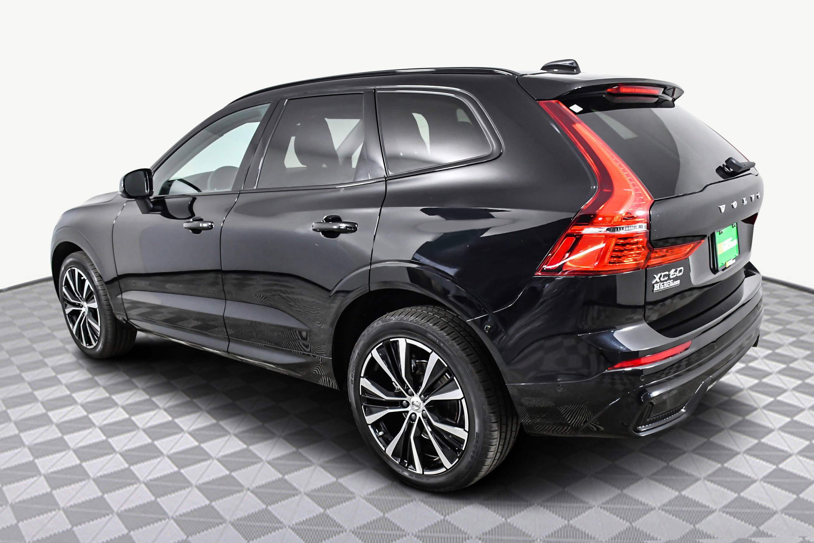 Used 2024 Volvo XC60 B5 Plus image 6