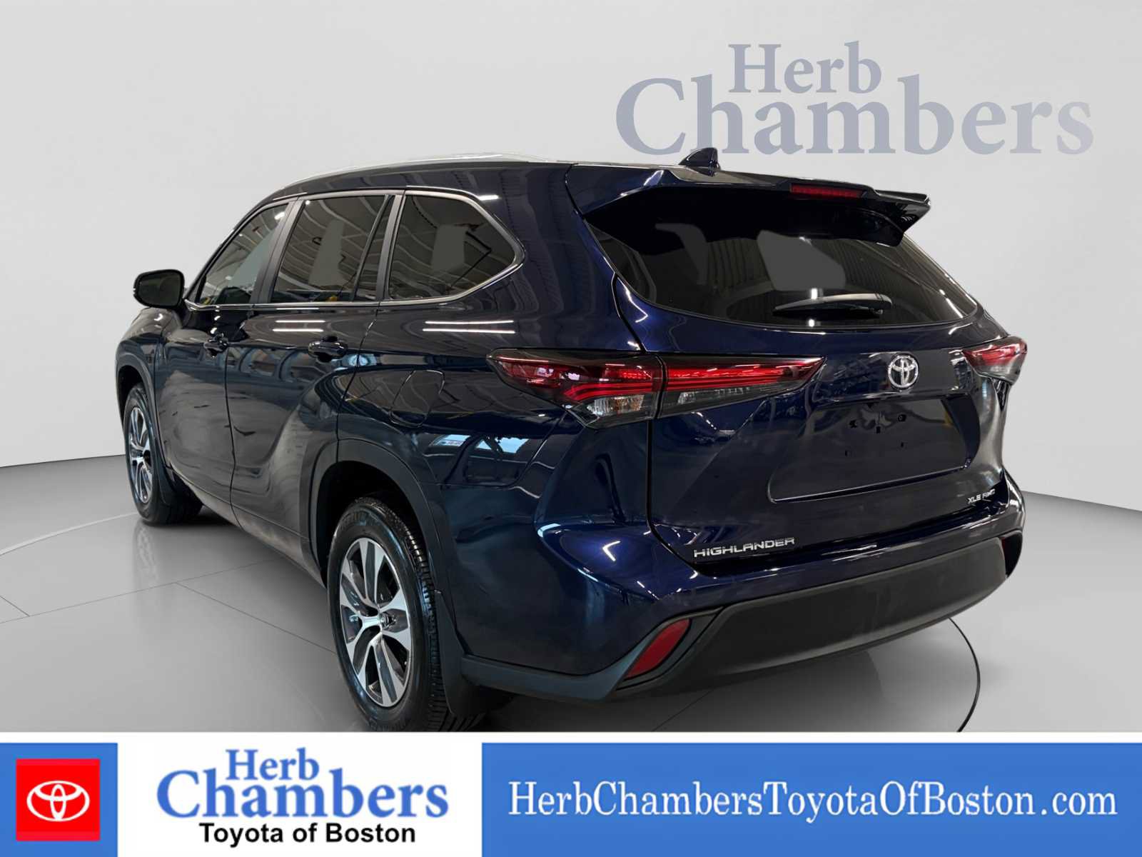 Used 2024 Toyota Highlander XLE AWD/4WD image 3