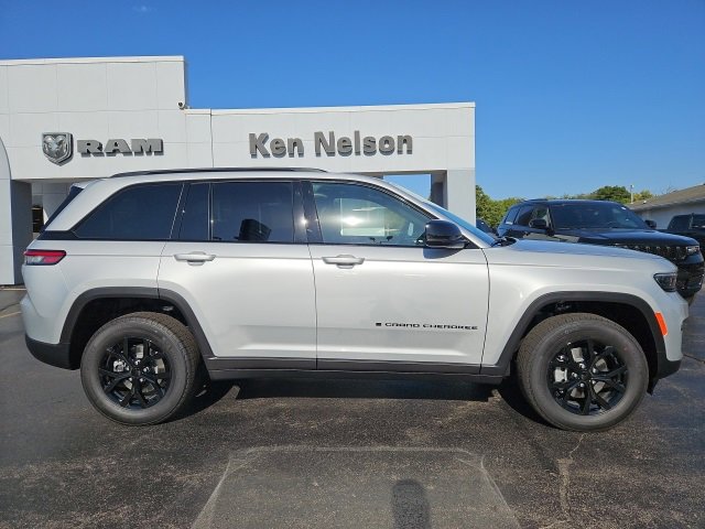 New 2025 Jeep Grand Cherokee Altitude image 13