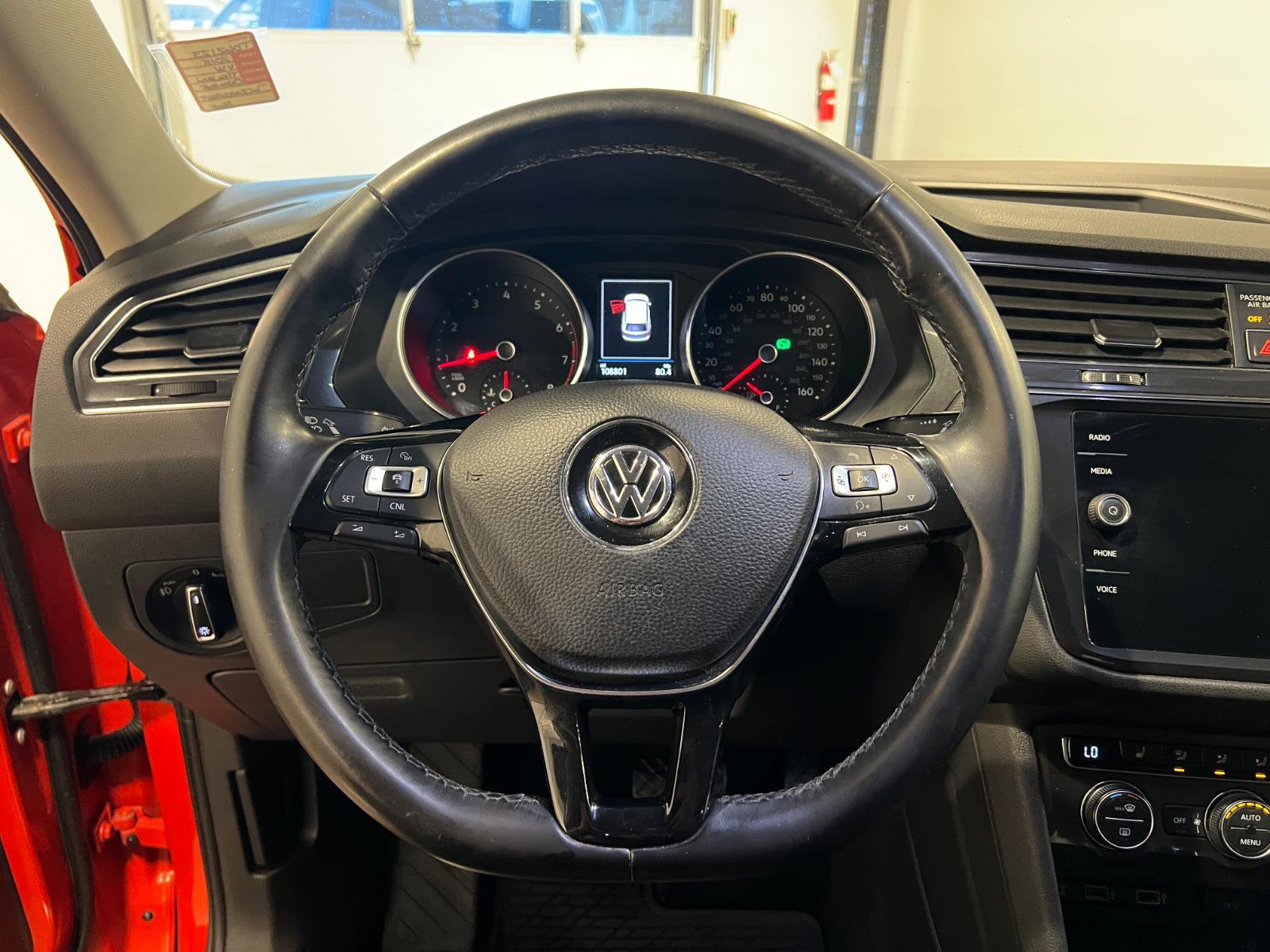 Used 2018 Volkswagen Tiguan SEL AWD/4WD image 11