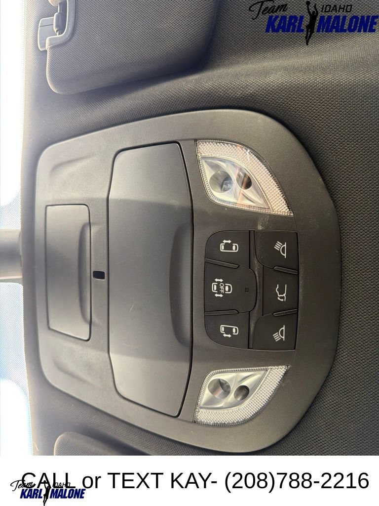 Used 2025 Chrysler Pacifica Select FWD image 38
