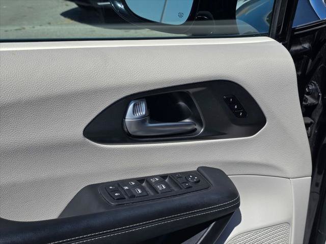 Certified 2024 Chrysler Pacifica Touring-L FWD image 14