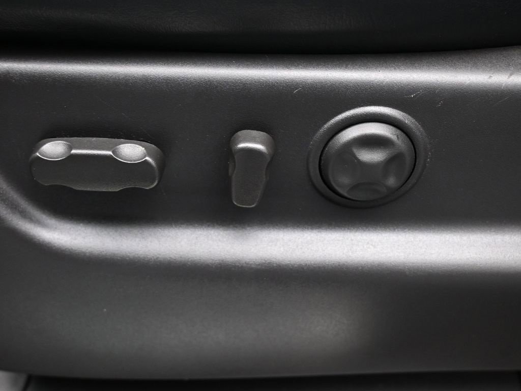 Used 2013 Chevrolet Avalanche LTZ image 31