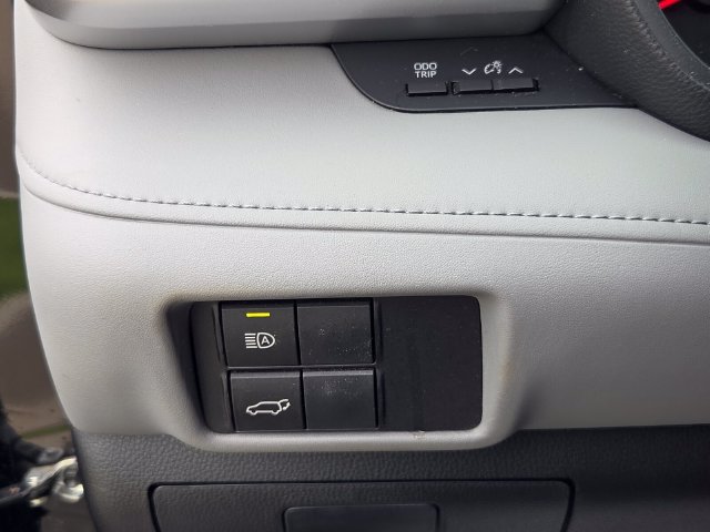 Used 2022 Toyota Highlander LE AWD/4WD image 27