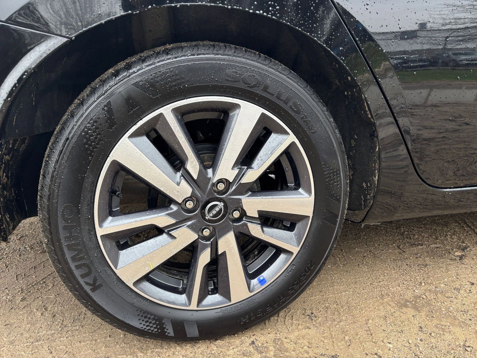 Used 2025 Nissan Versa SV image 28