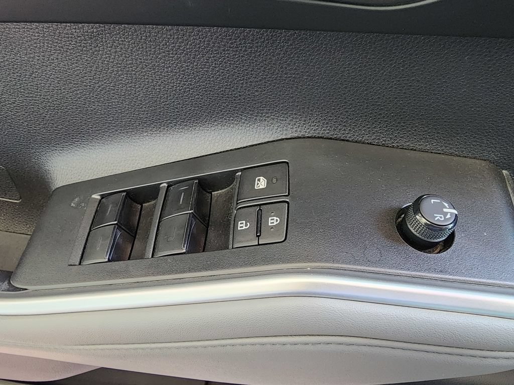Used 2023 Toyota Highlander XLE AWD/4WD image 17