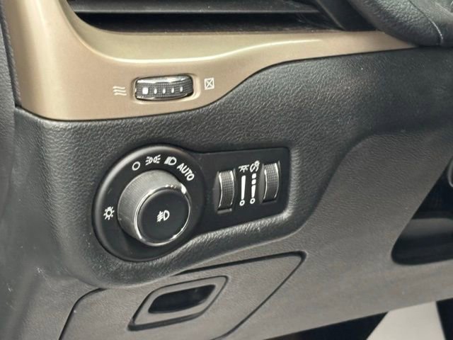 Used 2015 Jeep Cherokee Latitude AWD/4WD image 15