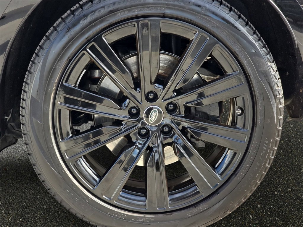 Certified 2025 Land Rover Range Rover SE image 35