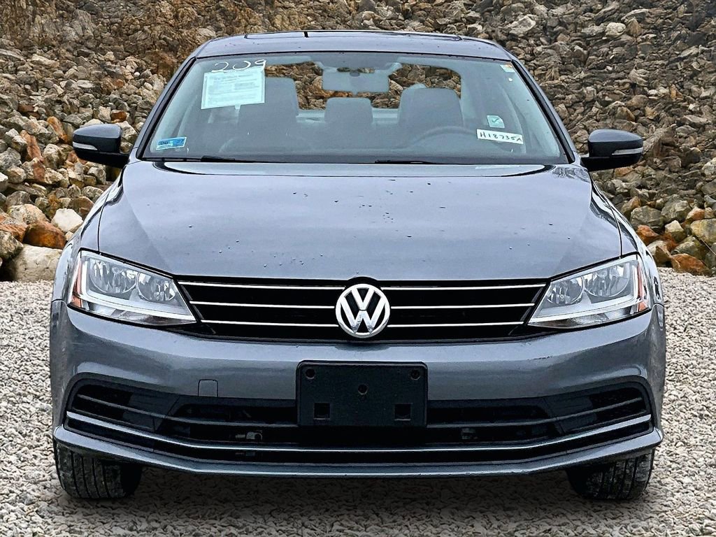 Used 2017 Volkswagen Jetta SE image 3