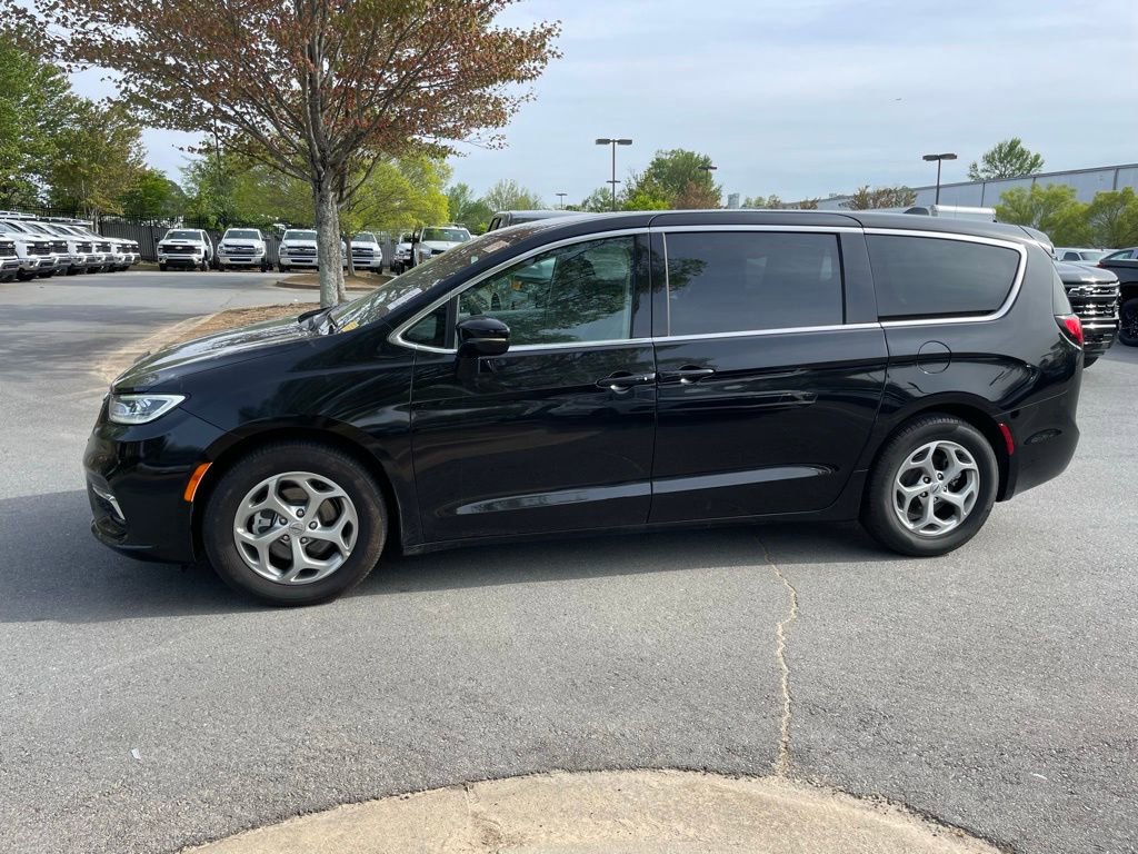 Used 2024 Chrysler Pacifica Limited image 4