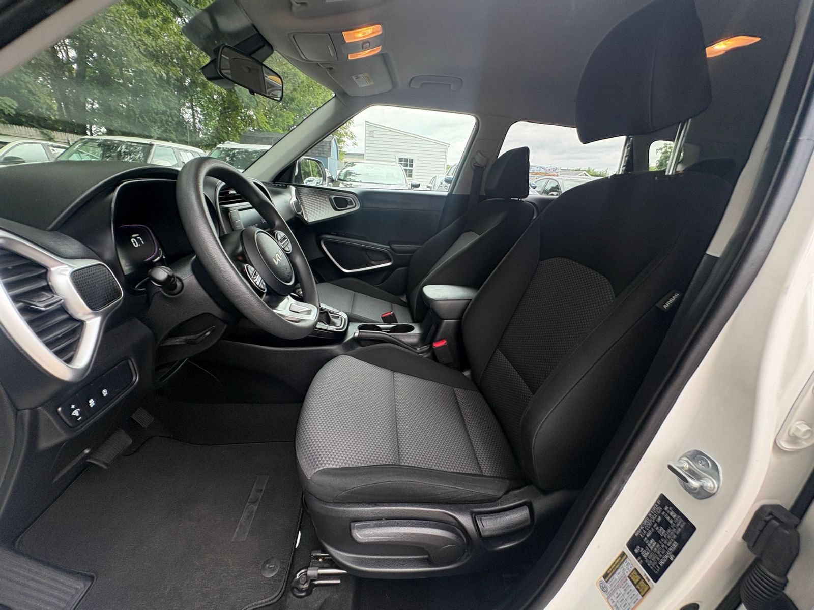 Used 2025 Kia Soul LX w/ LX Technology Package FWD image 23