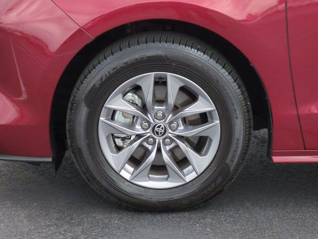 Certified 2025 Toyota Sienna XLE AWD/4WD image 7