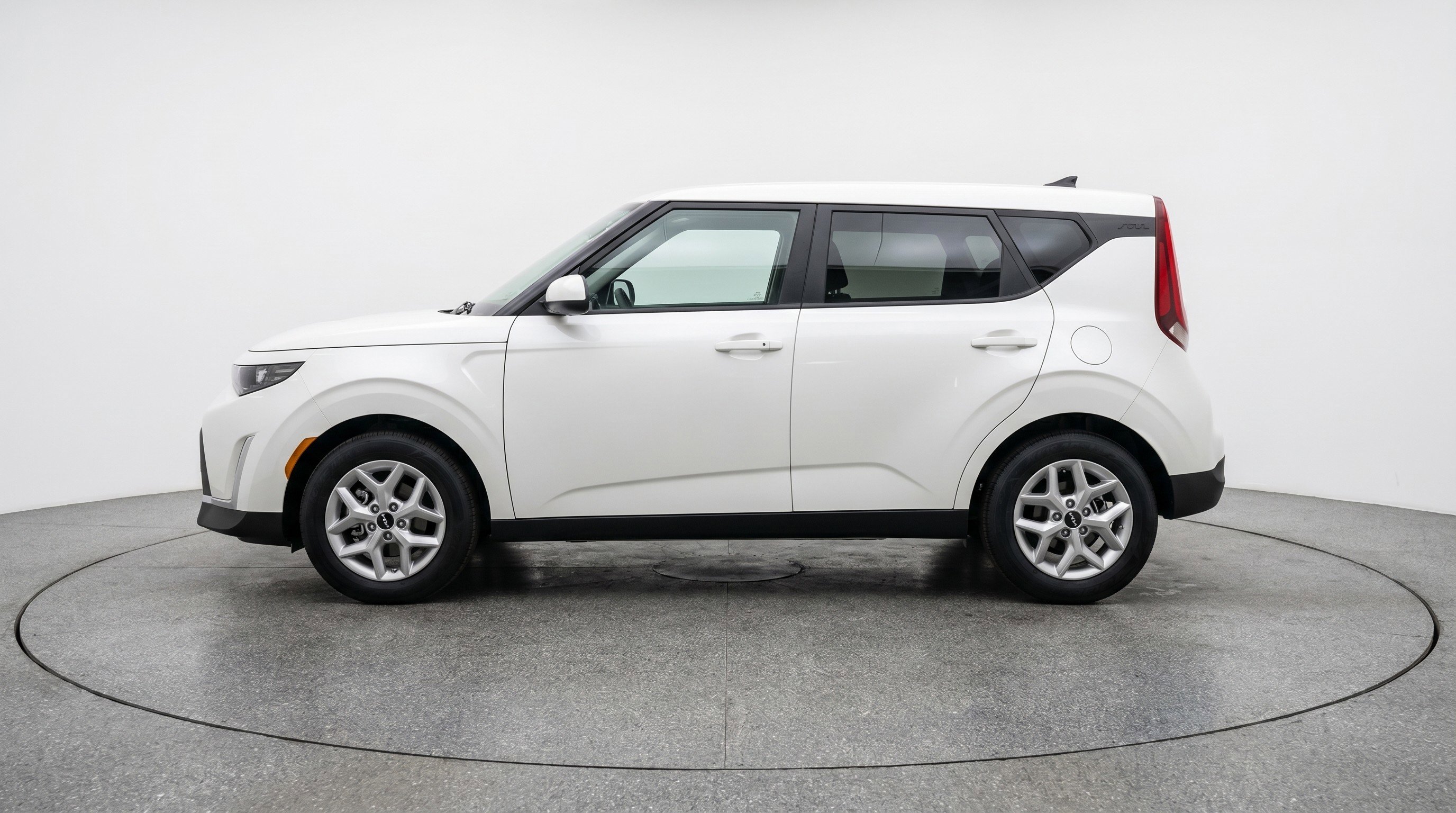 Used 2025 Kia Soul LX w/ LX Technology Package FWD image 5