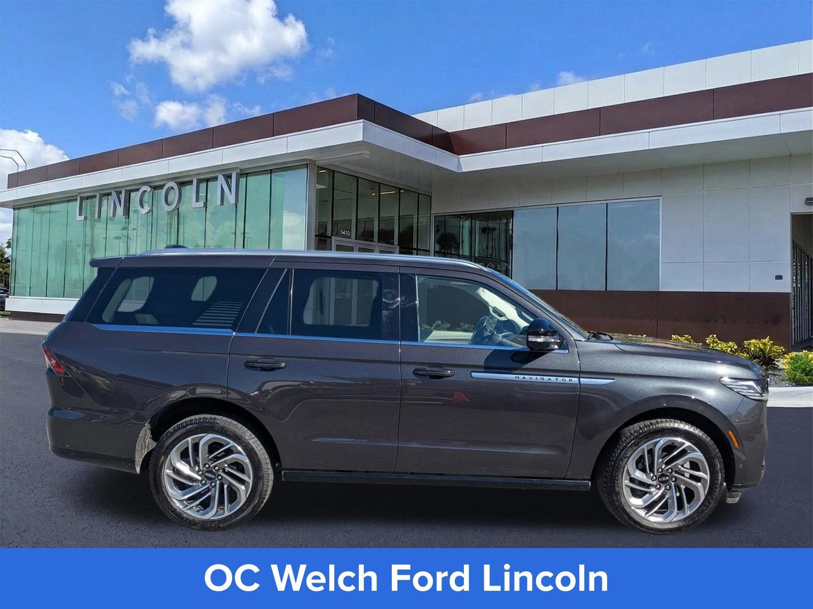 Certified 2025 Lincoln Navigator Reserve AWD/4WD image 4
