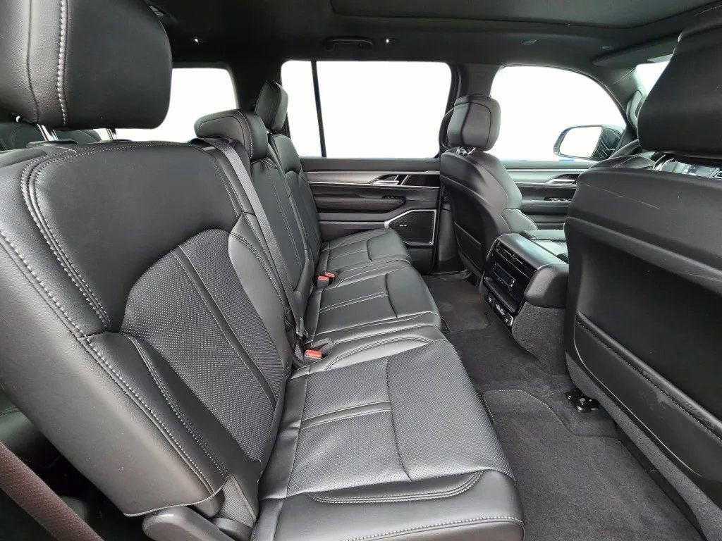 New 2025 Jeep Wagoneer 4WD w/ Premium Group I image 27