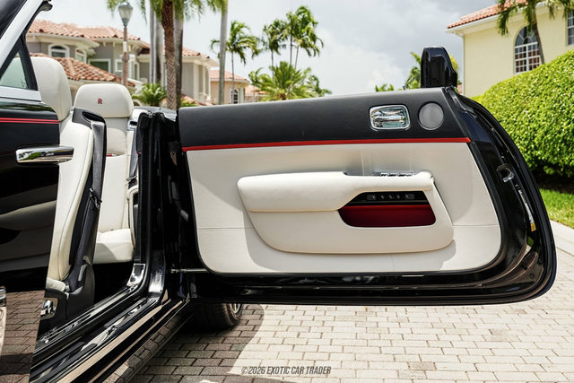 Used 2019 Rolls-Royce Dawn RWD image 27