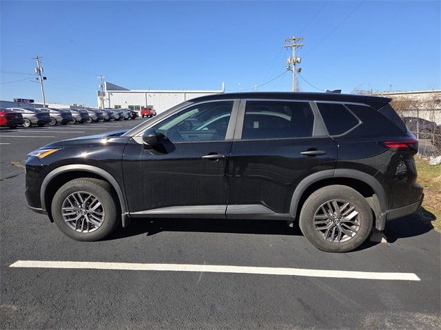 Used 2024 Nissan Rogue S image 2