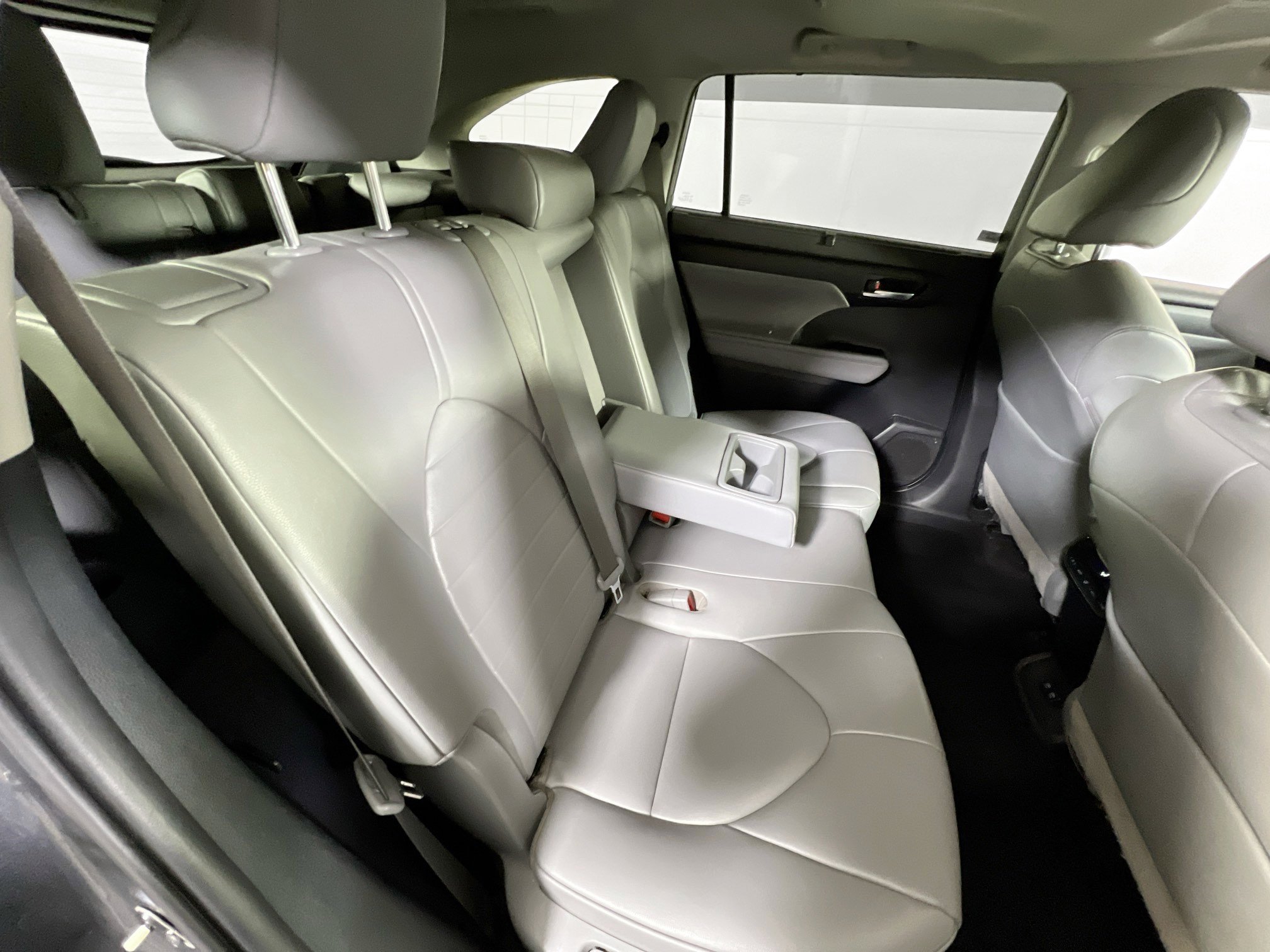 Used 2020 Toyota Highlander XLE image 27