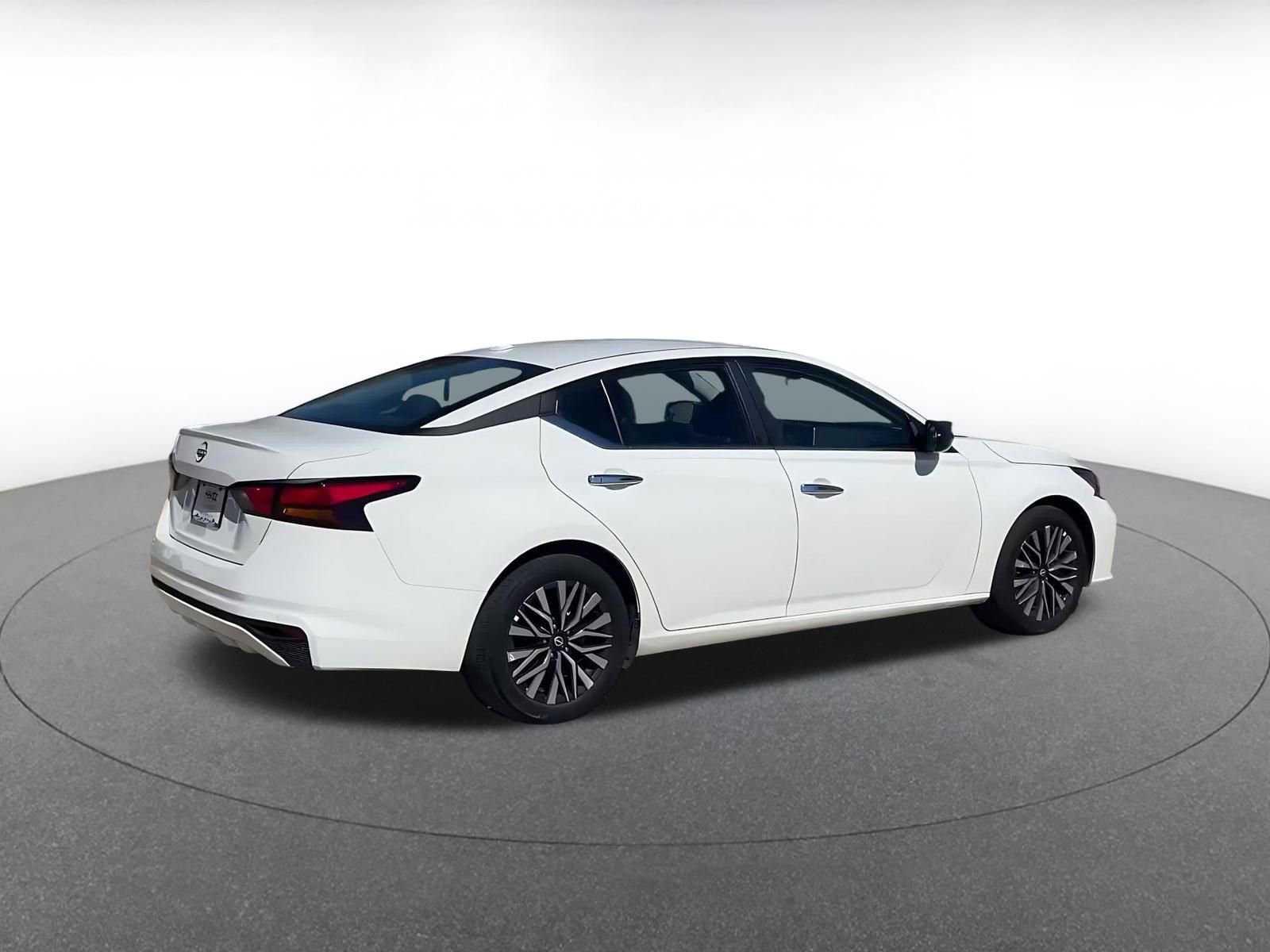 Used 2025 Nissan Altima 2.5 SV FWD image 15