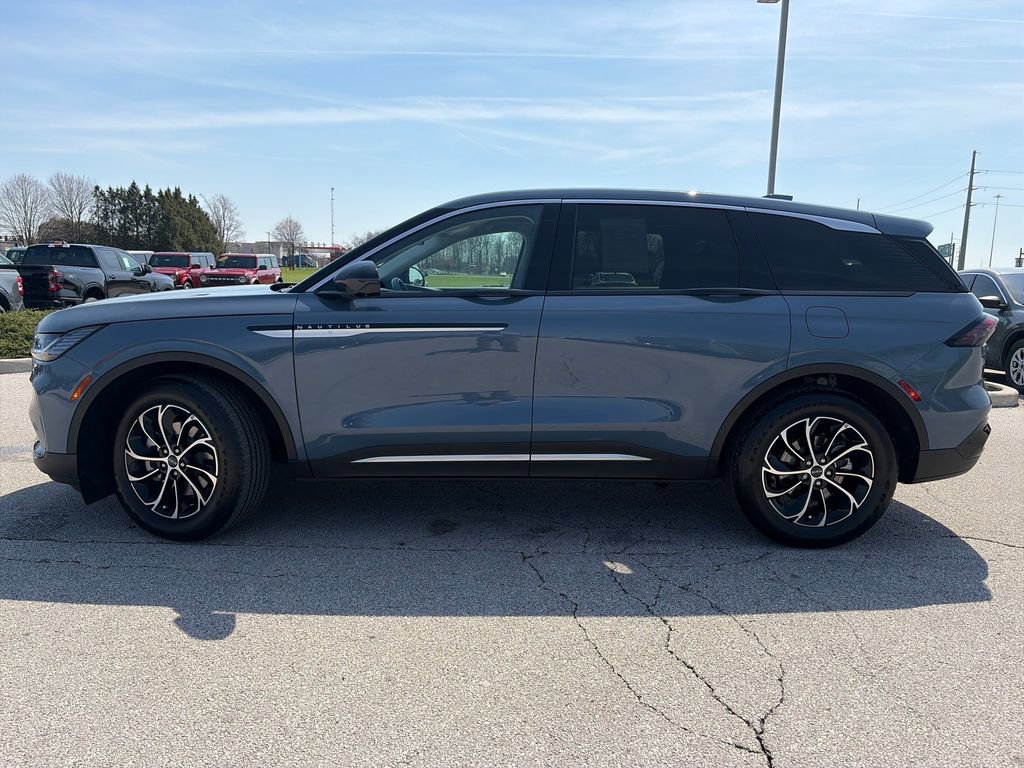 Used 2025 Lincoln Nautilus Premier AWD/4WD image 4