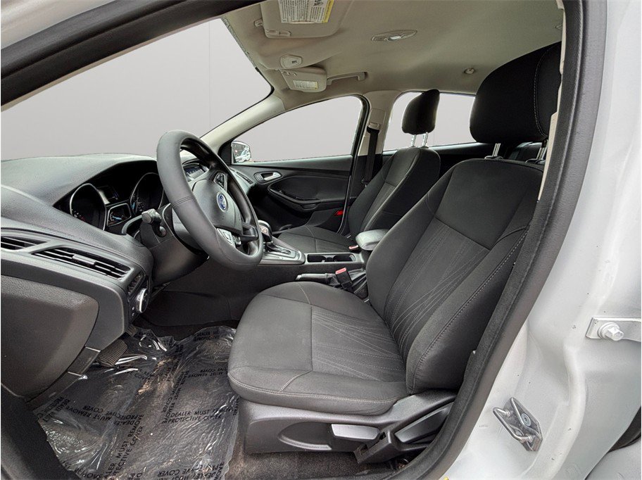 Used 2017 Ford Focus SE FWD image 2
