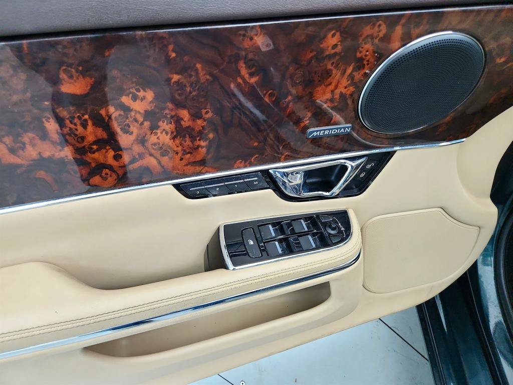 Used 2015 Jaguar XJ AWD image 23