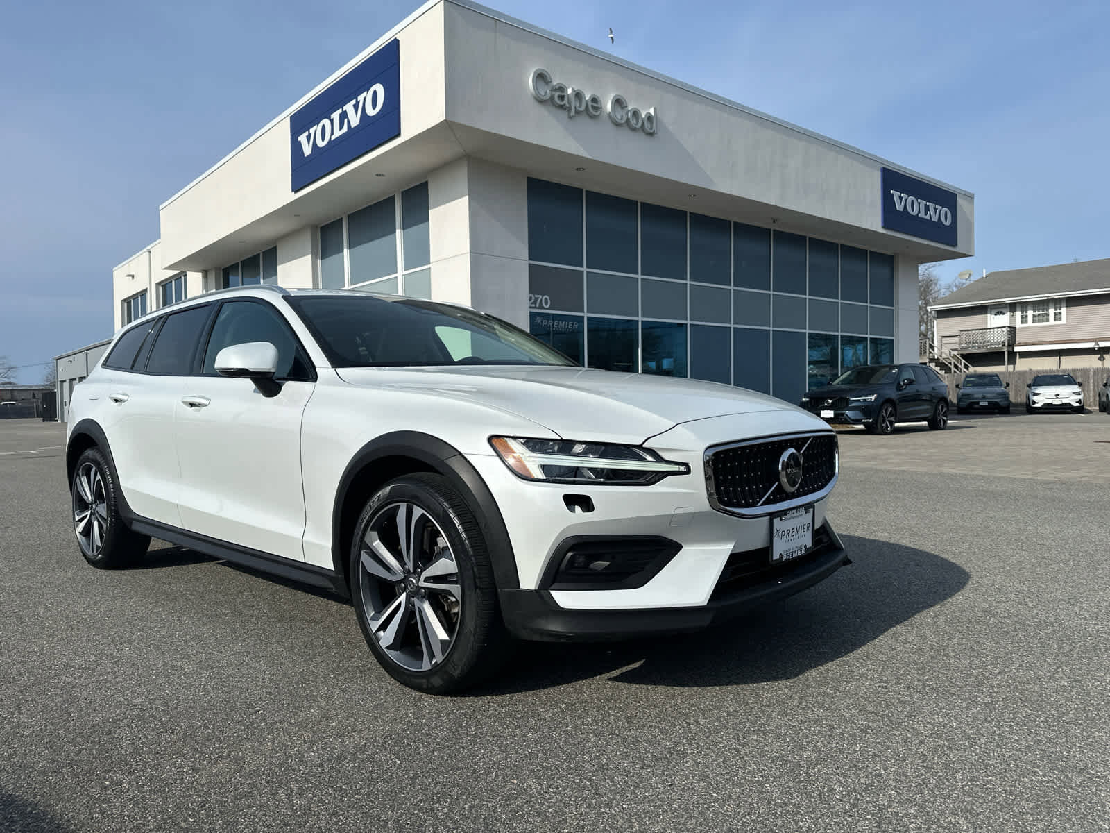 Used 2023 Volvo V60 B5 Cross Country Plus w/ Climate Package image 2