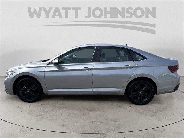 Used 2023 Volkswagen Jetta SE image 2