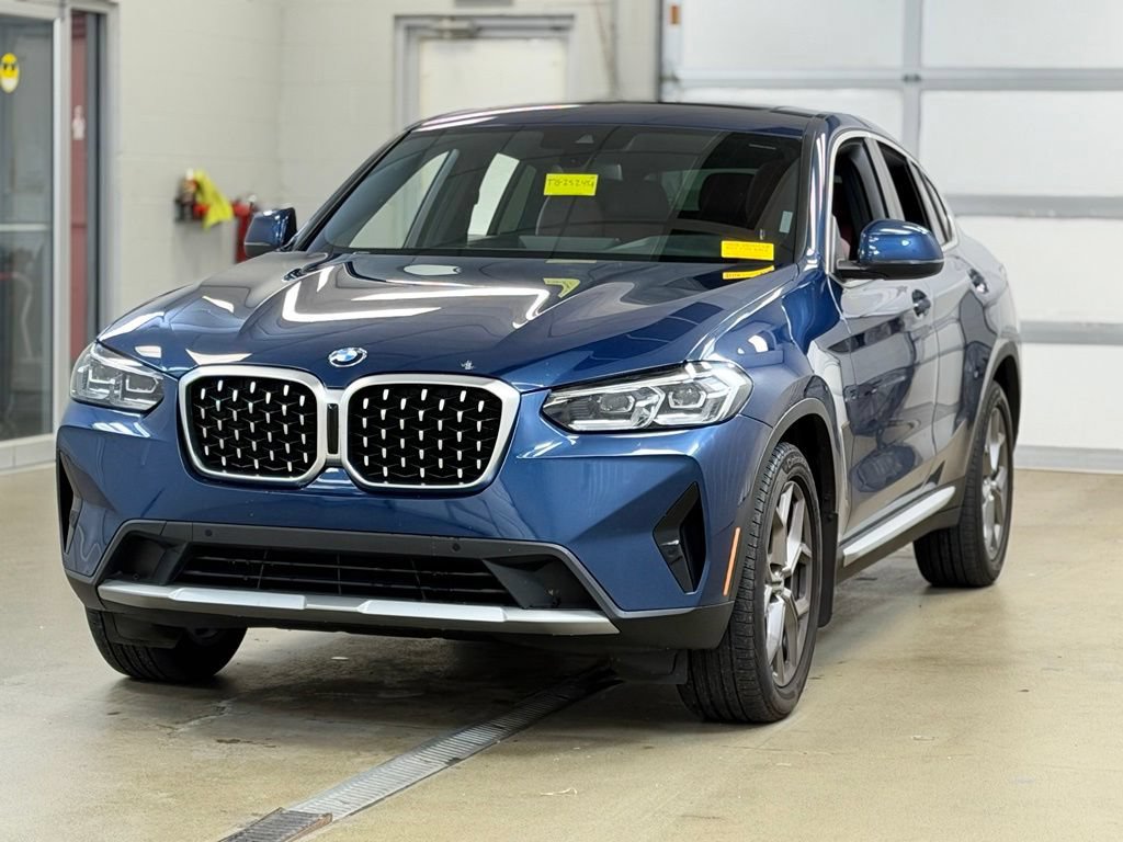 Used 2022 BMW X4 xDrive30i w/ Convenience Package AWD/4WD image 3