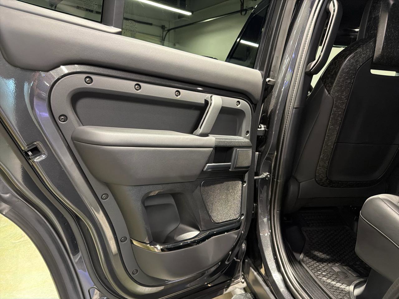 Used 2025 Land Rover Defender 110 image 27