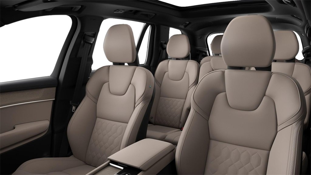 Certified 2025 Volvo XC90 B6 Plus image 5